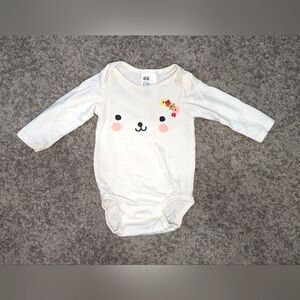 6/$22. H&M white onesie. 2-4 months size.